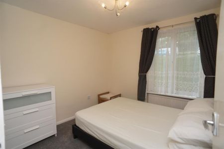 2 bedroom Flat To Let - Photo 3
