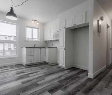 4 1/2 AU 1ER ÉTAGE DISPONIBLE MAINTENANT ! - Photo 1