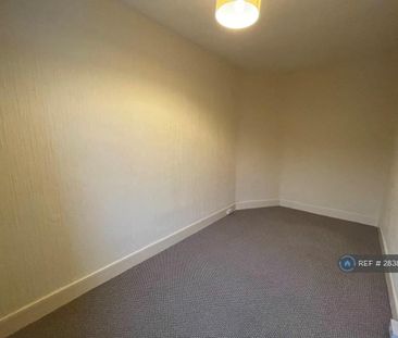 3 bedroom flat to rent - Photo 6