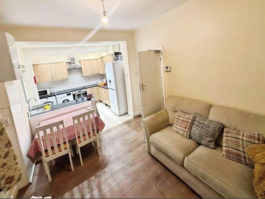 5 bedroom end of terrace house to rent - Photo 1