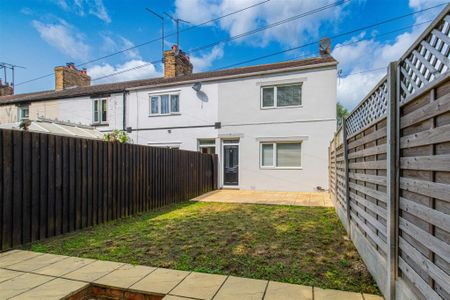 3 bed House - End Terrace To Let - Photo 2