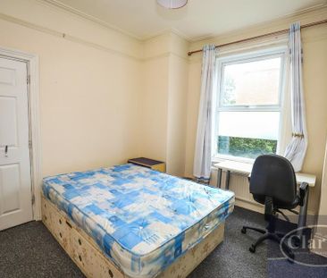 6 bedroom detached house to rent - Photo 3