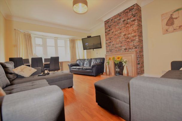 10 bedroom House in Otley Road, Leeds - Photo 1