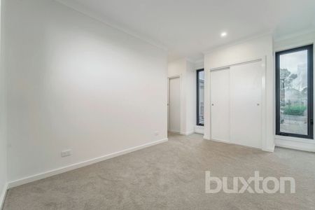 THREE BEDROOM TOWNHOUSE - Photo 4