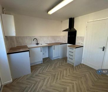 2 bedroom semi-detached house to rent - Photo 3