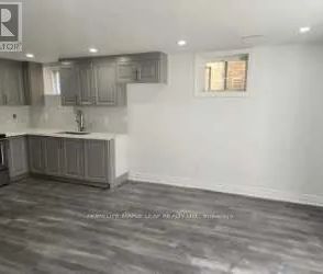 8 BENHURST CRESCENT - Photo 2