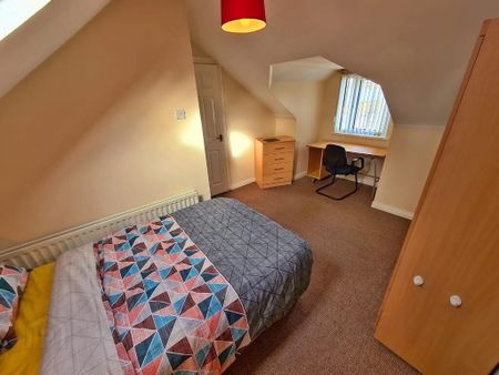 En-Suite Room 4, 44 Rathcoole Street, Lisburn Road, Belfast, BT9 7GA - Photo 2