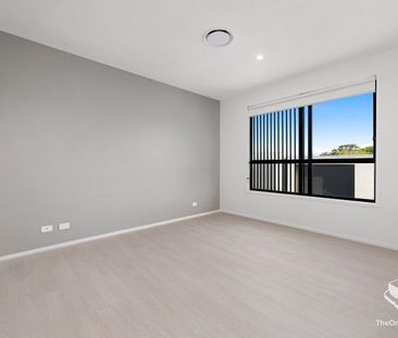 Large Townhouse for Rent - Photo 4