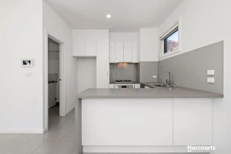 “Effortless Modern Living in the Heart of Reservoir!” - Photo 3