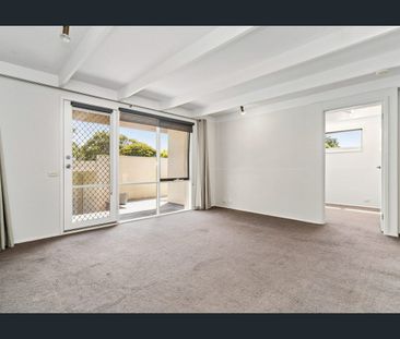 Beautiful 4-Bedroom Family Home with Stunning Garden in Lakewood - Photo 3