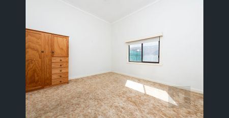 Period and Comfortable Living! - Photo 3