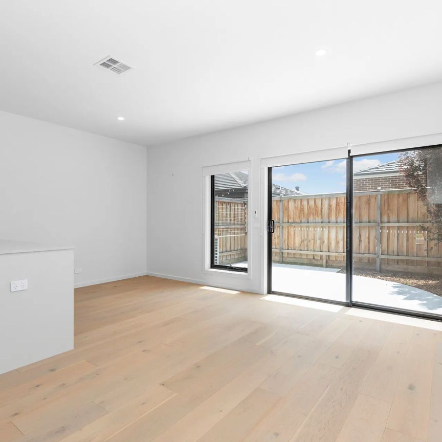 Stylish Townhouse Living in the Sought-After Brompton Estate - Photo 1