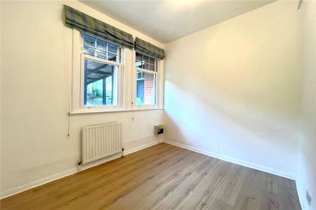 The Crescent, Farnham, Surrey, GU9 - Photo 5