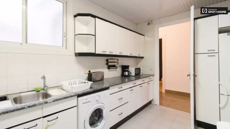 Room in a shared 8-bedroom apartment for rent in Sant Gervasi Galvany perfect for students or professionals. - Photo 3