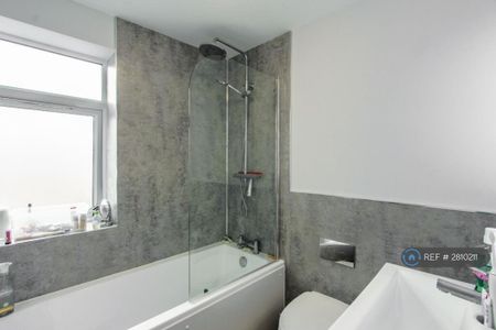 3 bedroom semi-detached house to rent - Photo 3