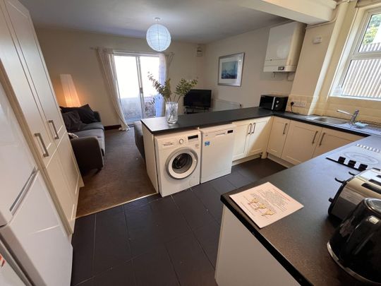 6 Bed Semi-Detached House, Wilton Avenue, SO15 - Photo 1