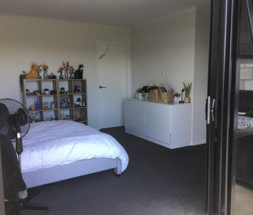 Modern family home - Photo 2