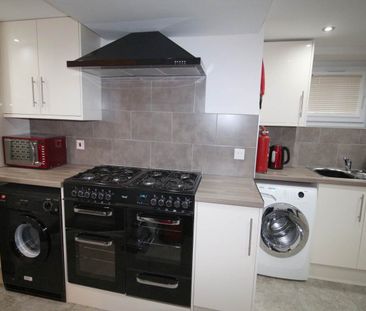 Rosemont Walk (Room 1), Bramley, Leeds - Photo 4