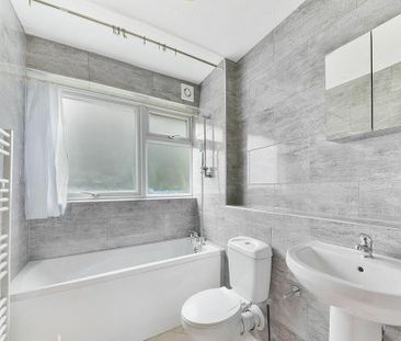 4 Bed Terraced House, Chichele Gardens, CR0 - Photo 2