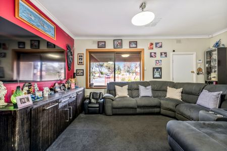 Stylish and Stunning 3 Bedroom home! - Photo 2