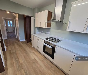 3 bedroom semi-detached house to rent - Photo 4