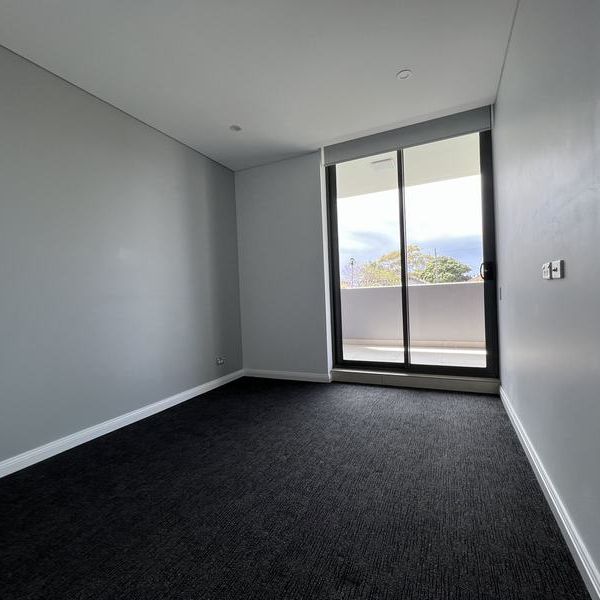 Spacious 2 Bedroom Apartment with walk to city buses and minutes to Maroubra Beach - Photo 1