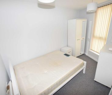3 bedroom flat to rent - Photo 3