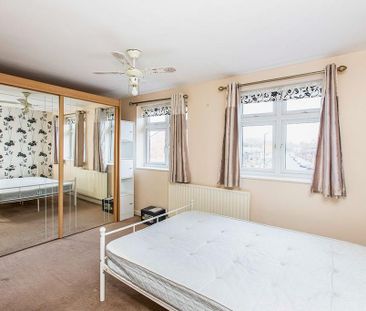 3 bedroom end of terrace house to rent - Photo 2