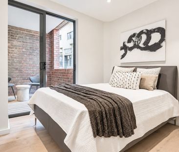 FIRST TIME OFFERED – NEWLY RENOVATED AND FURNISHED LUXURY RESIDENCE... - Photo 3