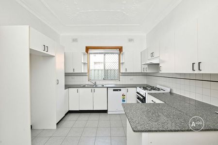 Beautifully Renovated Residence in a Prime Mascot Location - Photo 3