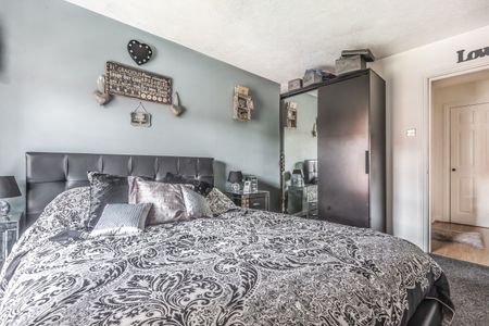 Flat to rent - Grange Crescent, Dartford, DA2 - Photo 3