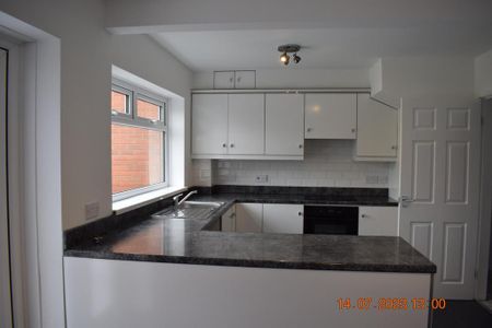 3 bedroom semi-detached house to rent - Photo 2