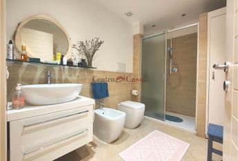 Camera in appartamento in condivisione, solo affitti transitori