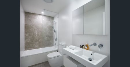 Fully Furnished 2-Bedroom Apartment in the Heart of Surfers Paradise - Photo 2