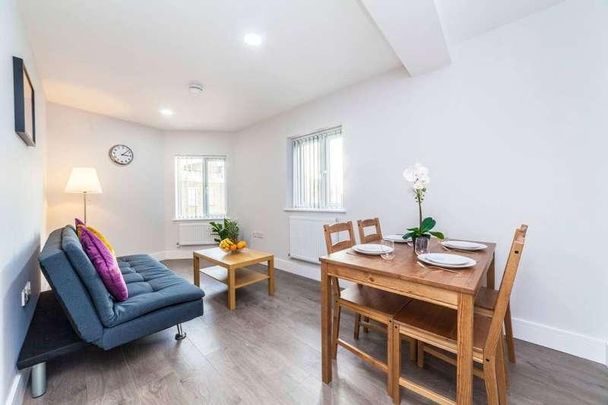 Flat, Queens Crescent, London, NW5 - Photo 1