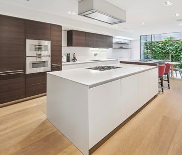 Recently renovated two-bedroom apartment in Knightsbridge - Photo 6