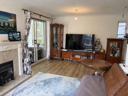 Teviot Close, Guildford - 3 bedrooms Property for lettings - Seymours - Photo 2
