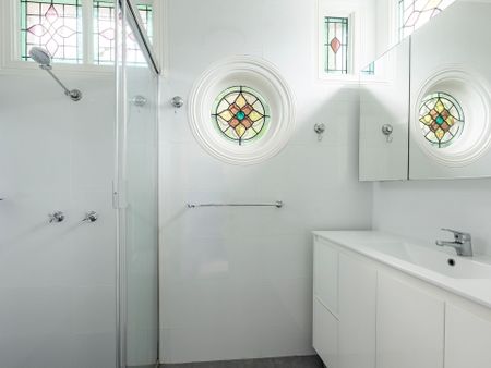 A freestanding Victorian charmer - Photo 4