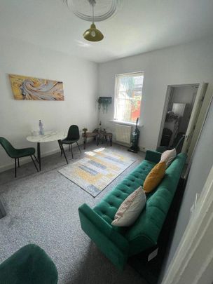 4 bedroom flat to rent - Photo 1