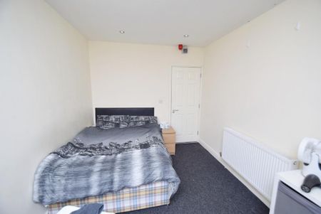8 bedroom terraced house to rent - Photo 4