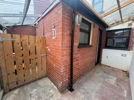 79 Young Street, Lisburn, BT27 5EB - Photo 2