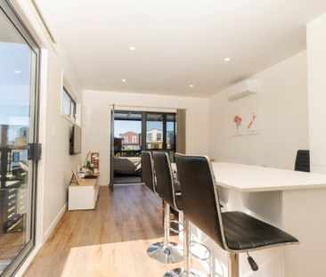 Trendy and near new - Photo 3