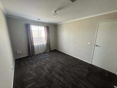 3 Bedroom House near The Boulevard! - Photo 4
