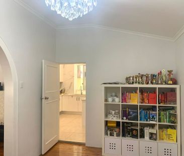 Spacious 4-Bedroom Family Home with Sunroom - Photo 6