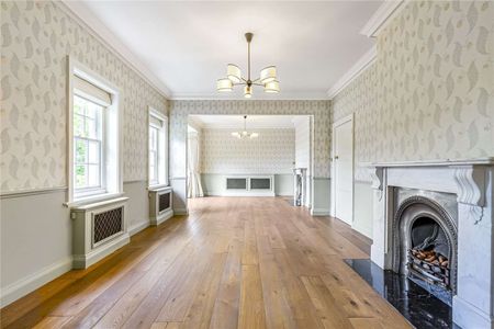 This magnificent Edwardian house sits within 0.9 of an acre of beautiful landscaped gardens with a 16th Century Grade II* listed Conduit House in the garden. - Photo 2