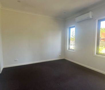 Perfectly 4 bedroom, 2.5 bathroom Homely Townhouse - Photo 3