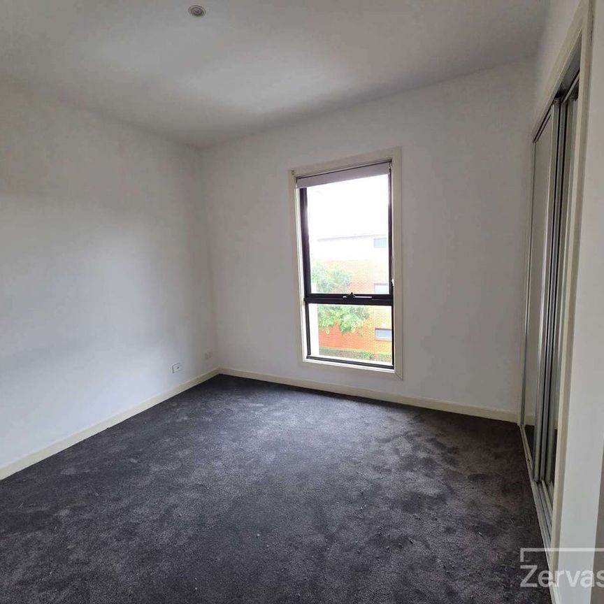 Freshly painted and new carpets - Photo 1