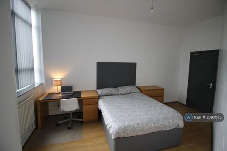 4 bedroom flat to rent - Photo 5