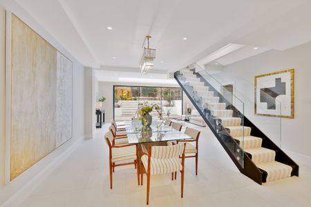 An exceptional six-bedroom townhouse in the De Vere Conservation Area - Photo 4