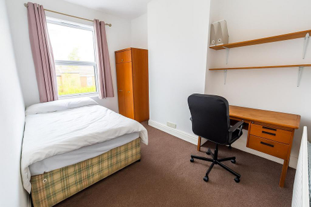 4 bedroom terraced house to rent - Photo 5